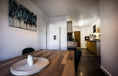 Southampton House | Spacious 4 Bed with Free Parking