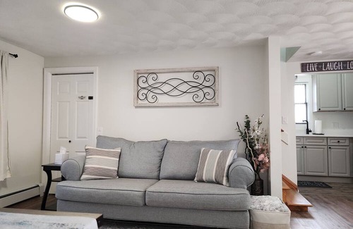 Warwick House | Remodeled 1-bedroom house in Warwick near beaches. Centrally located