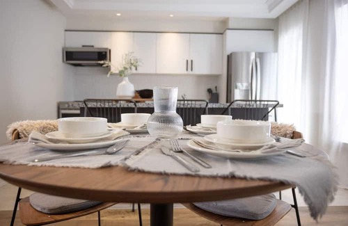 Rockcliffe - Smythe Apartment | Modern 3-BDR Apartment in Toronto (Unit #4)