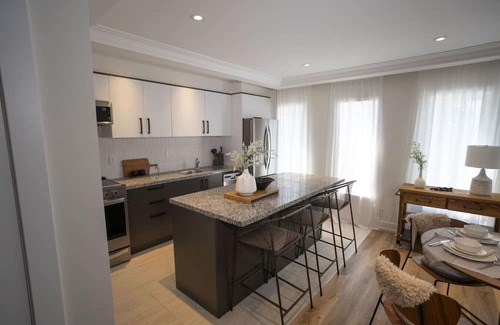 Rockcliffe - Smythe Apartment | Modern 3-BDR Apartment in Toronto (Unit #4)