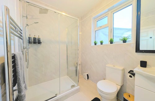 St. Leonard's Apartment | Modern Studio - The Sombrero in Streatham