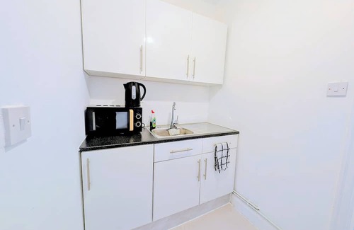 St. Leonard's Apartment | Modern Studio - The Sombrero in Streatham