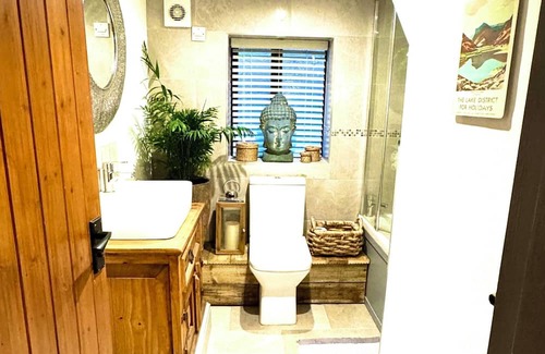 Eamont Bridge House | 1800’s Barn conversion located in a village close to Penrith. Luxury room.