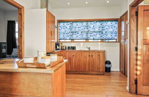 Hamilton East Cottage | Charming, central 2-bedroom cottage in superb Hamilton East near gardens & cafes