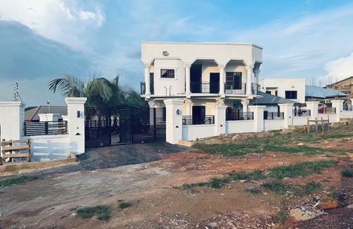 Sunyani Apartment | Gina’s Valley Suites