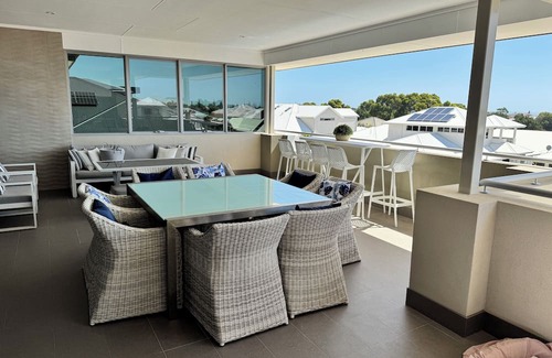 Singleton House | Beautiful Beachside HomenHave fun with whole family in this very stylish hom