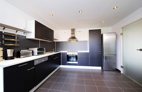 Weststadt Apartment | 150 m² Apt | full AC | netflix | center | balcony