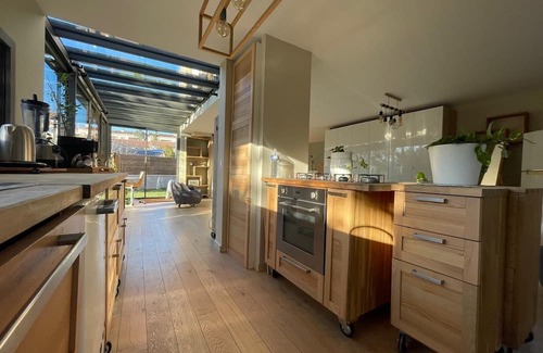 Saint-Eloi Villa | Design villa with glass roof and parquet flooring, garden and fitness center near downtown