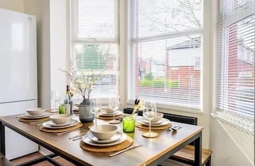 Trafford Apartment | Spacious & Cozy Manchester Stay – Great for Business & Family Trips with Parking