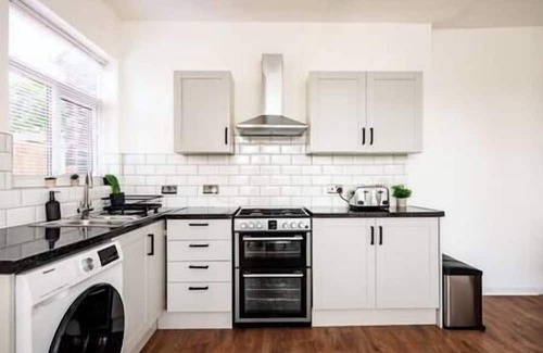 Trafford Apartment | Spacious & Cozy Manchester Stay – Great for Business & Family Trips with Parking