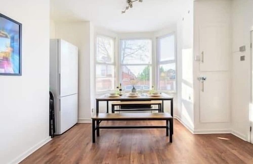 Trafford Apartment | Spacious & Cozy Manchester Stay – Great for Business & Family Trips with Parking