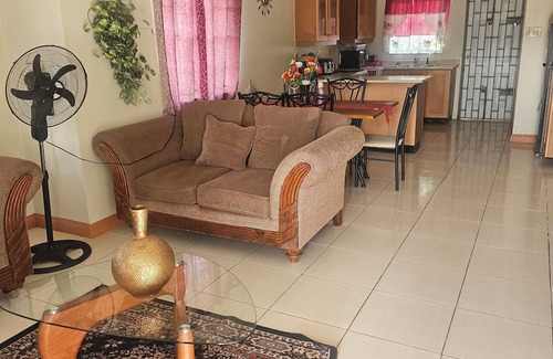 Silver Sands House | 2 Bedroom 2 Bathroom Kitchen Living room and verandah Close to a beach