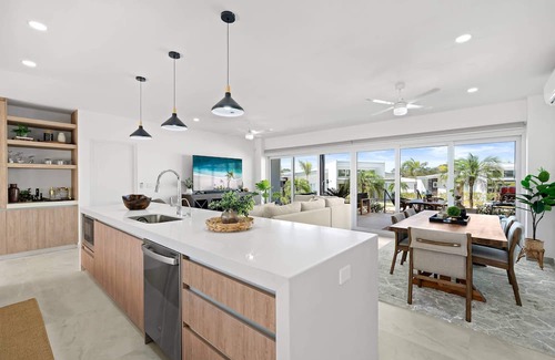 Santa Barbara House | Brand New Professionally Decorated Luxury 5 Bed Avellanas Home Minutes to Beach