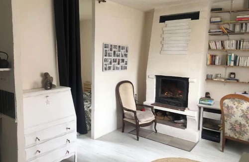 Saint-Germain-des-Fosses Apartment | Quiet studio overlooking the garden. Pets at no extra charge
