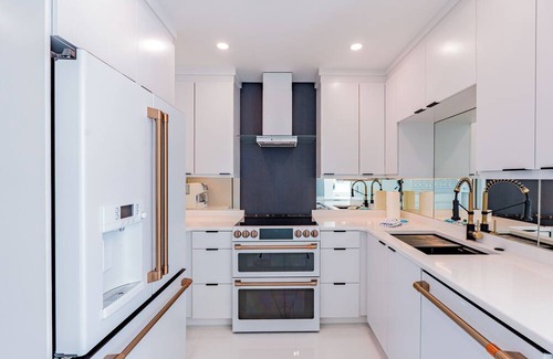 Laguna Shores House | Casa Bianca 🌞 Charming Pet-Friendly Home w/Pool Near Times Square