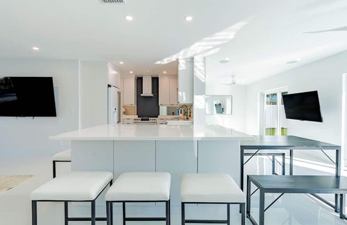 Laguna Shores House | Casa Bianca 🌞 Charming Pet-Friendly Home w/Pool Near Times Square