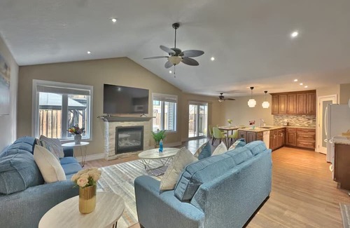 Grand Bend House | Walk to Grand Bend Main Beach | Sleeps 8 | Family Friendly | Heart of Grand Bend