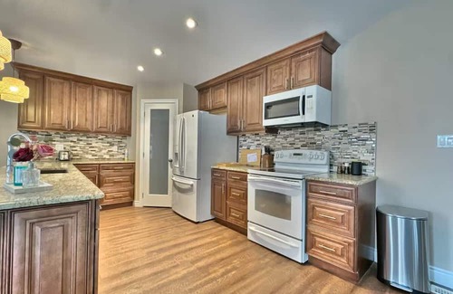 Grand Bend House | Walk to Grand Bend Main Beach | Sleeps 8 | Family Friendly | Heart of Grand Bend