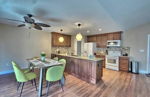 Grand Bend House | Walk to Grand Bend Main Beach | Sleeps 8 | Family Friendly | Heart of Grand Bend