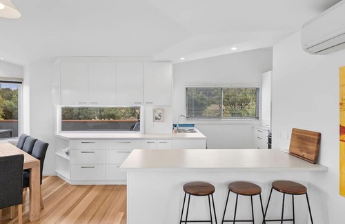 Aireys Inlet House | Lighthouse Views - Coastal escape with stunning lighthouse views