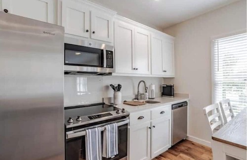 Hannon Park Apartment | Fantastic studio in Leinkauf Historic District!
