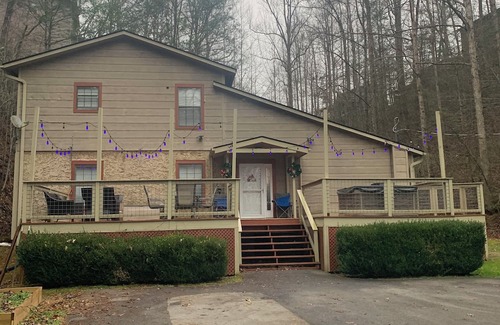 Gatlinburg - Pigeon Forge House | Pet Friendly 3 bedroom home located in Gatlinburg very close to Trolley Stop.