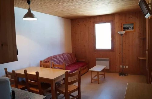 Saint-Jean-d'Arves Apartment | Residence Les Marmotes - Apartment in chalet near the slopes and ski school
