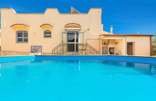 San Pietro in Bevagna House | Villa La Mimosa by BarbarHouse