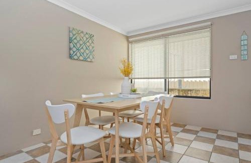 Dawesville House | Family Beach House with Tennis Court in Dawesville
