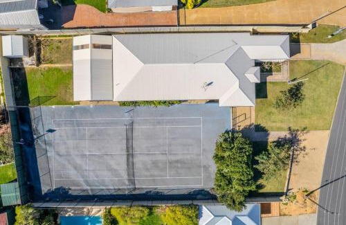 Dawesville House | Family Beach House with Tennis Court in Dawesville