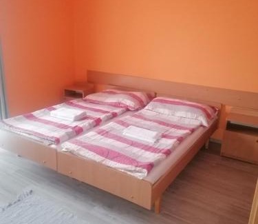 Komlo Hotel | Béke Szálló