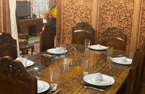 Dal Lake Hotel | Royal Heritage Houseboats