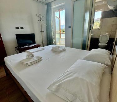 Gjirokaster Bed & Breakfast | Guest house Sofa
