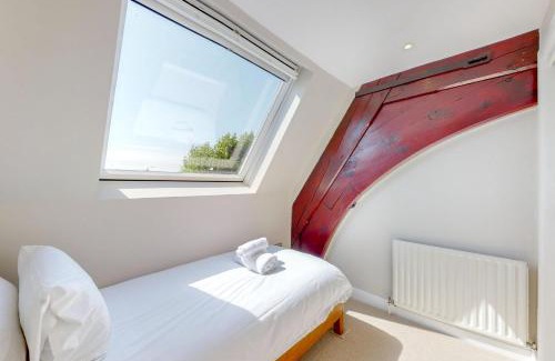 Ravenscourt Park Apartment | Modern 3 Bed Duplex near Stamford Brook Station