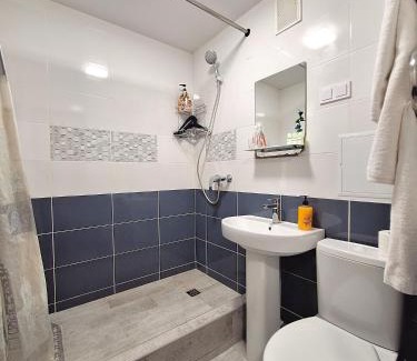 Svitlogirske Apartment | Двокімнатна квартира навпроти Театру Гоголя у центрі Полтави Мережа AlexApartments Документи для відряджень Безконтактне заселення цілодобово