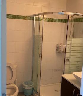 Richmond House | Spacious and bright queen bed room with private bathroom
