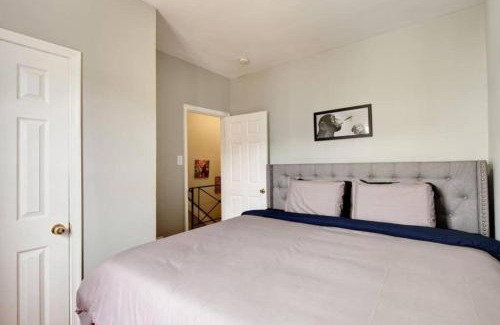 H Street Corridor Apartment | 2 King Sized Beds - Marvin's - Capital Hill