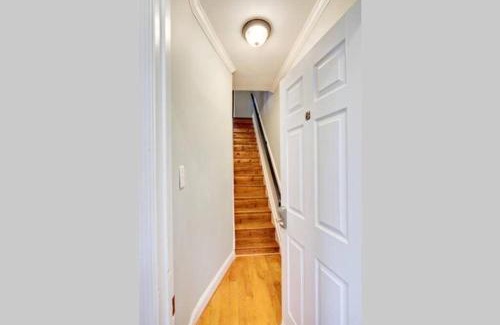 H Street Corridor Apartment | 2 King Sized Beds - Marvin's - Capital Hill