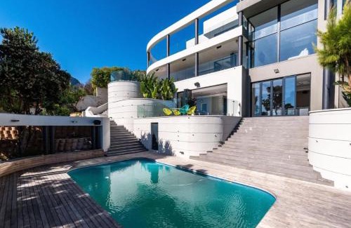 Hout Bay Villa | Magnificent 7 Bedroom Villa with breath-taking ocean and mountain views