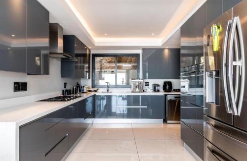 Hout Bay Villa | Magnificent 7 Bedroom Villa with breath-taking ocean and mountain views