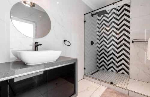 Hout Bay Villa | Magnificent 7 Bedroom Villa with breath-taking ocean and mountain views