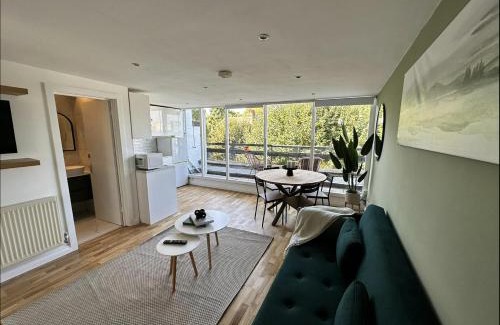 Primrose Hill Apartment | Primrose Hill Apartment with Balcony