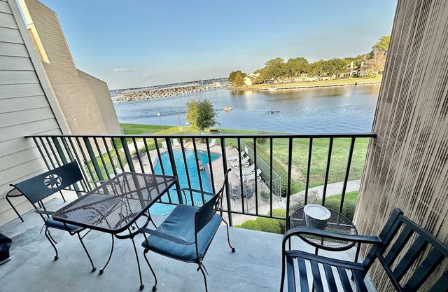 Beautiful Lake front Condo with amazing views of marina and Lake Conroe