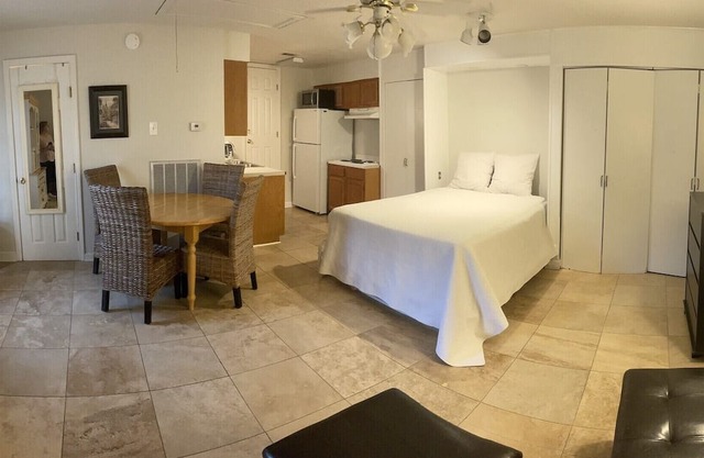 Charming Studio in park-like setting, blocks from Lakefront in New Orleans