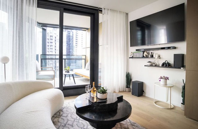The Cosmopolitan Crown + Parking & VIP Amenities