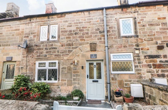 3 BROOKSIDE COTTAGES, pet friendly, with open fire in Two Dales