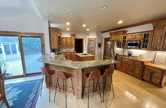 Spacious 5-bedroom house with Chefs Kitchen and game room in Pleasant Prairie