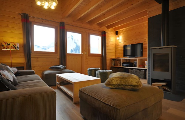 Chalet 'Les Amborzales' with Mountain View, Private Garden and Wi-Fi