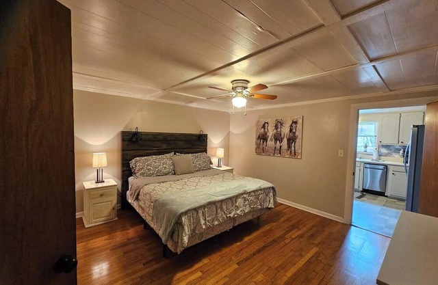 Charming 3-bedroom house with WiFi, AC in lovely Sharpsburg