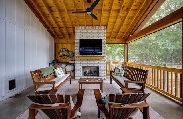 Historic bungalow in East Nashville- 10 min walk to Nissan Stadium!